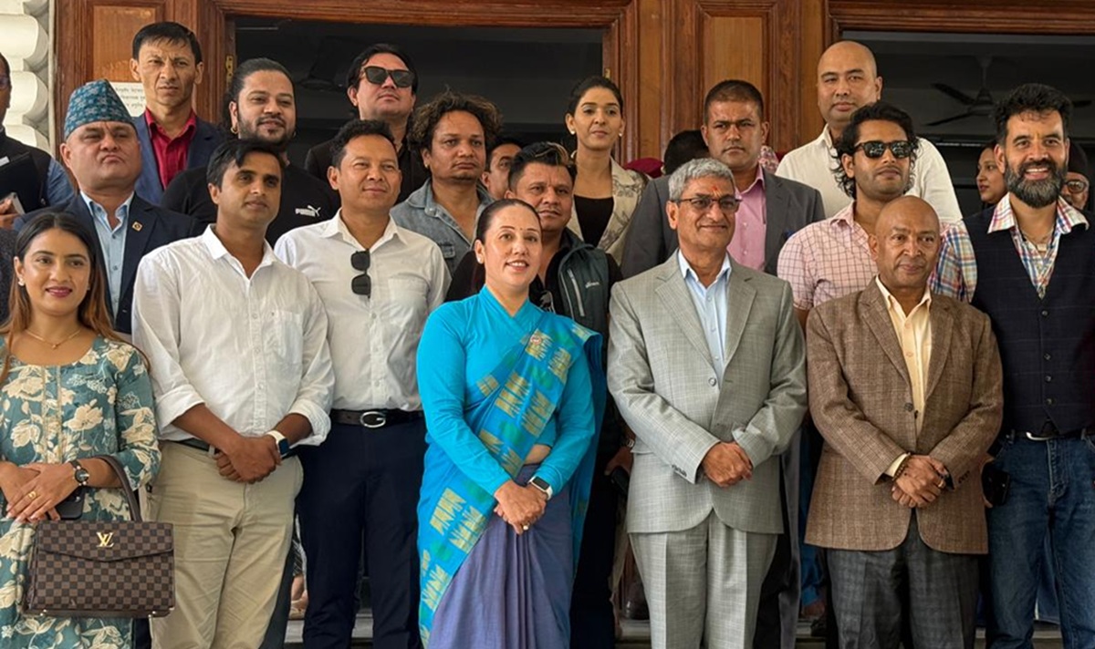 रिता थापाको नेतृत्वमा दर्जन बढी कलाकार गृहमन्त्रालयमा,लेखकले बिकृतिजन्य गीत ल्याउनेमाथि कारबाही गर्ने आस्वासन