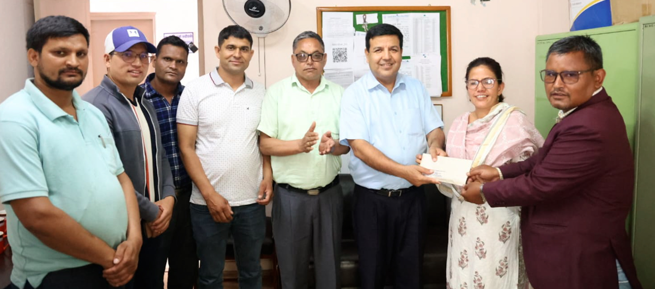 आगलागी पीडितलाई डा.सुनिल शर्माद्वारा एक लाख रुपैयाँ सहयोग प्रदान