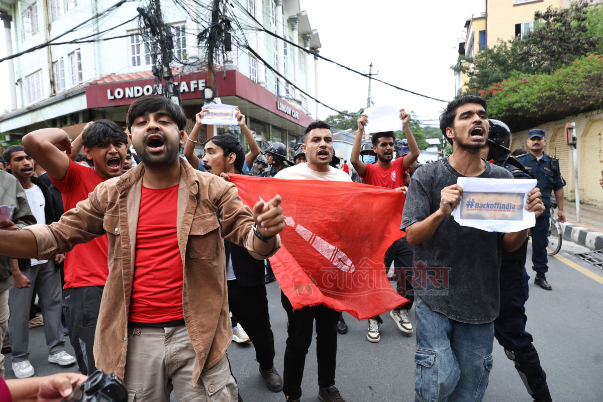 भारतीय राजदूतावास अगाडीनै  लिपुलेक सम्झौताविरुद्ध  युवाहरुको राके जुलुश