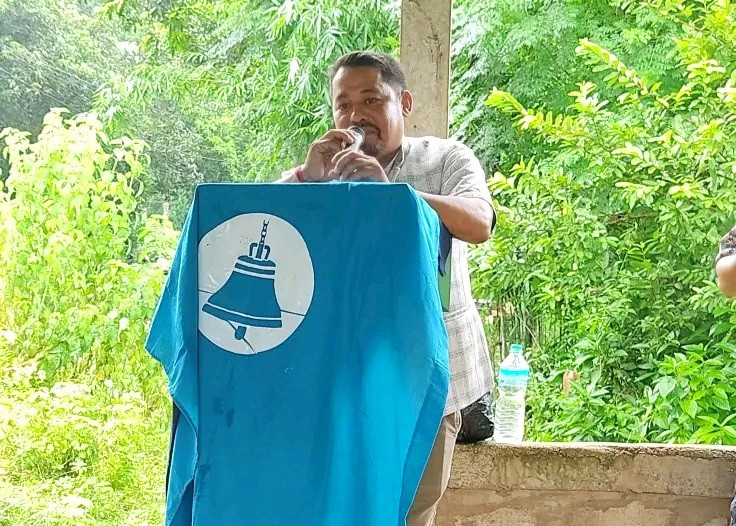 रबि लामिछानेलाई रोज्नेको लर्को ,घरमै रहेको कांग्रेसको पार्टी कार्यालय छाडेर सभापति रास्वपामा प्रवेश