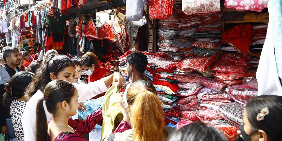 बाढी, आन्दोलन र नाका अवरोधले यसपालिको दशैं व्यापार संकटमा