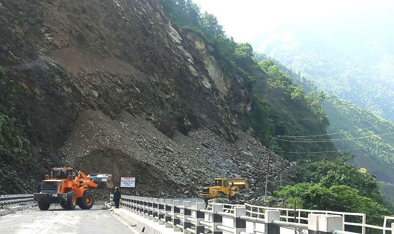 जवाङ खोलामा खसेको सुक्खा पहिरो पन्छाउन आज दिनभर लाग्ने अनुमान