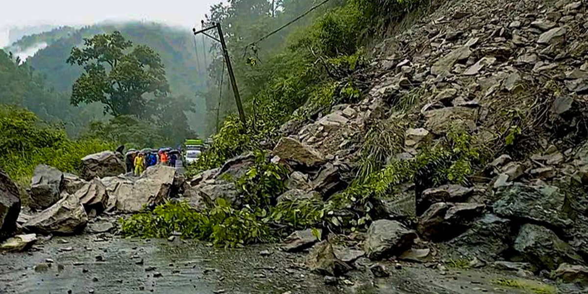 पृथ्वी राजमार्गको फिस्लिङमा पहिरो, तीन घण्टा अवरुद्ध हुने अनुमान