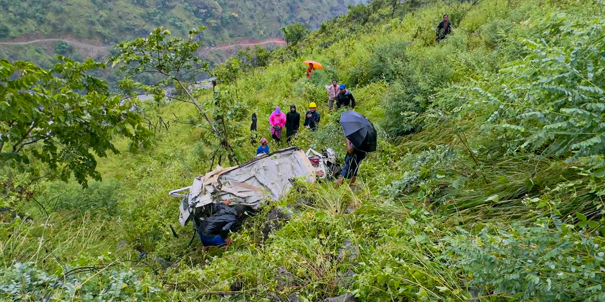 भारि बर्षाको बीचमै जब गाडी खस्यो, बल्ल भेटियो ६ जनाको शब्, घाइते धेरै  गम्भीर