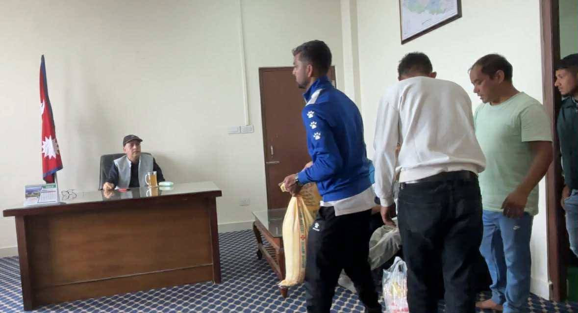 इलाम देउमाई नगरपलिकामा युवाको आक्रोश: मेयरलाई 'राहत' दिएर विरोध