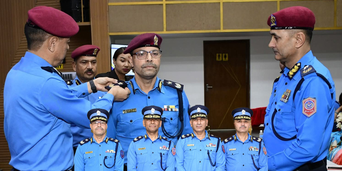 आईजीपी खापुङद्वारा एआईजीमा बढुवा भएका चार जनालाई दर्ज्यानी चिन्हद्वारा सुशोभन