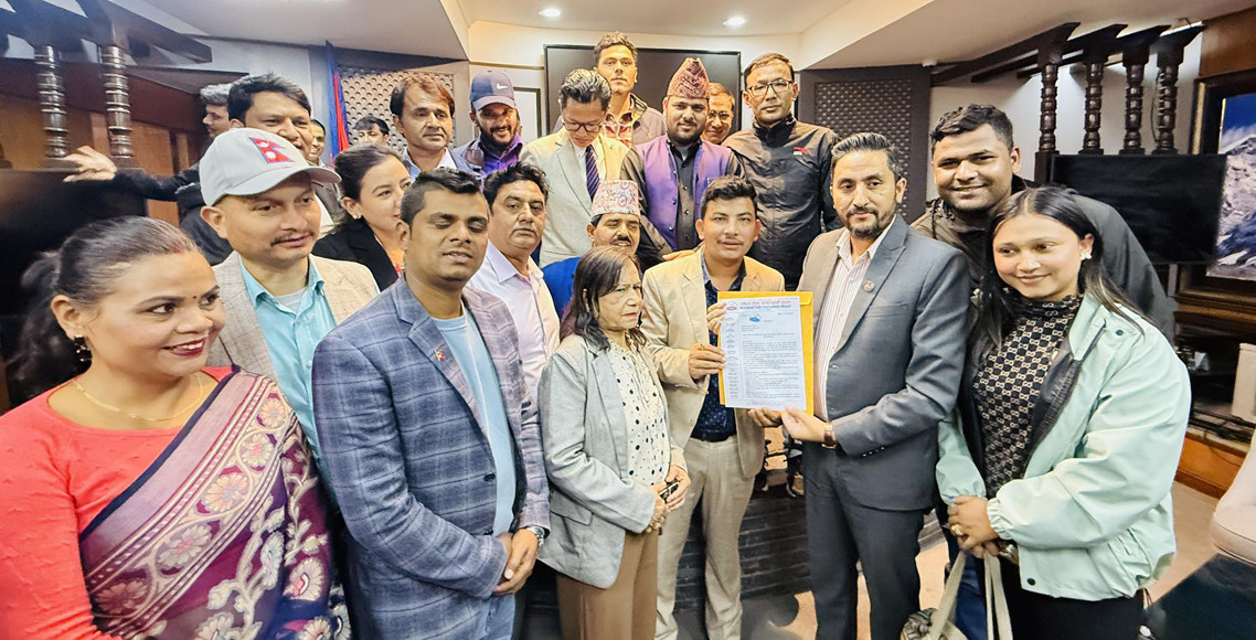 राष्ट्रिय लोकसंचारकर्मी नेपालले बुझायो संचारमन्त्री जगदीश खरेललाई ज्ञापनपत्र