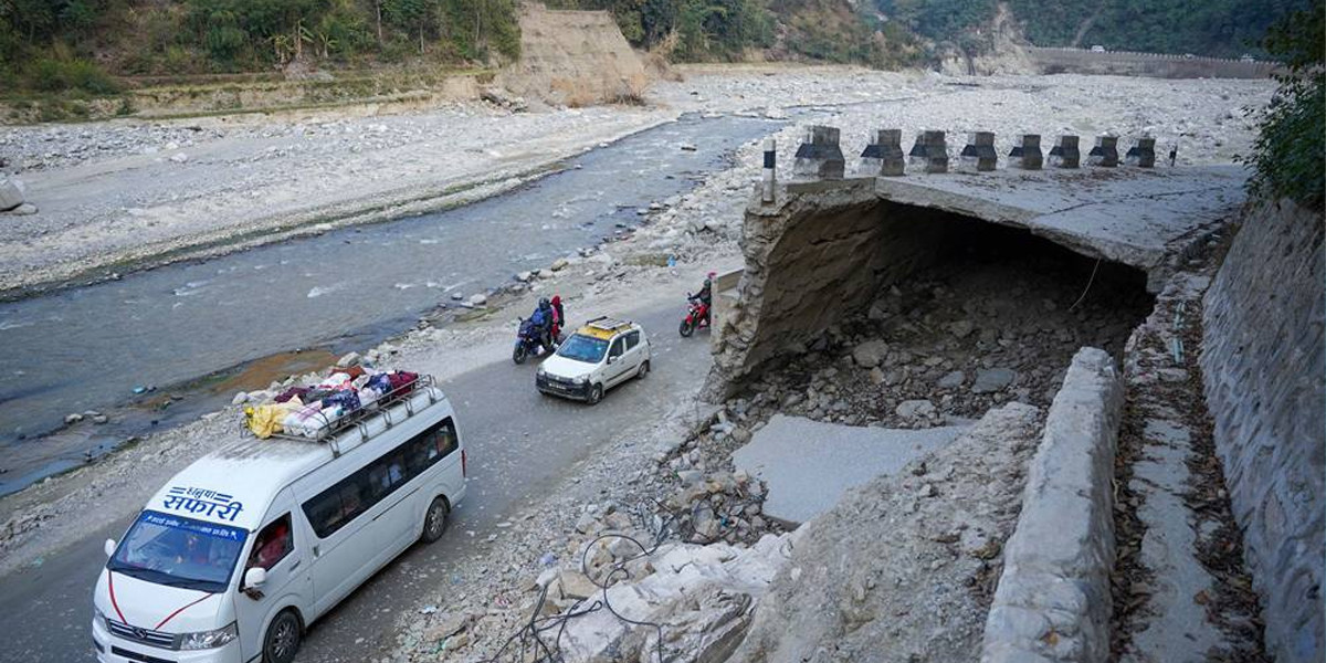 पहिरोको जोखिमका कारण साँझ ५ बजेदेखि बिहान ५ बजेसम्म बीपी राजमार्गमा सवारी आवागमन रोक