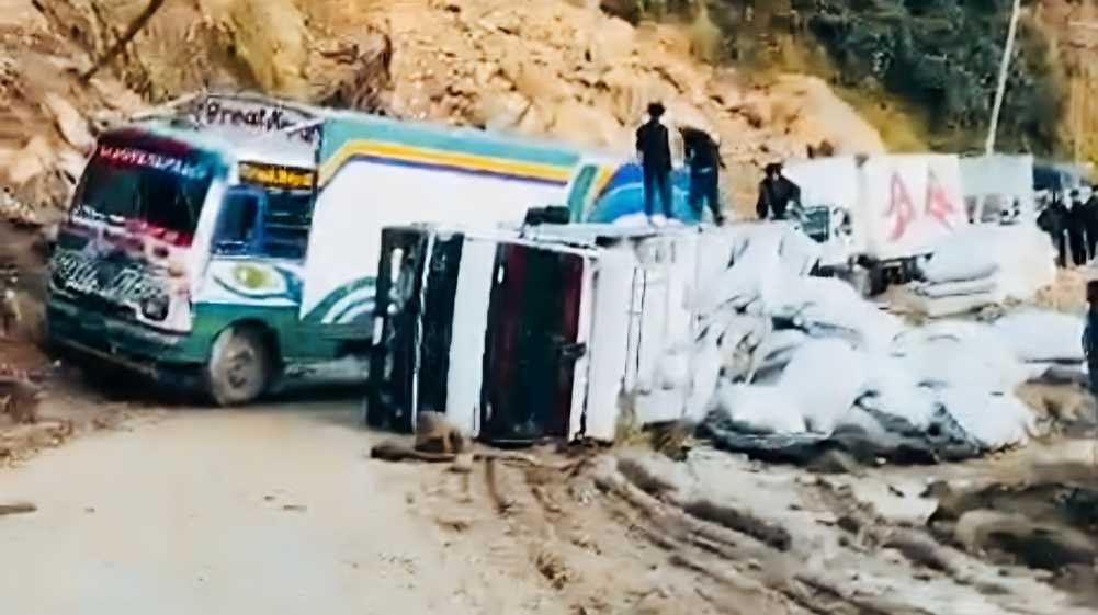 कान्तिलोकपथमा पल्टियो ट्रक, सडक अवरुद्ध