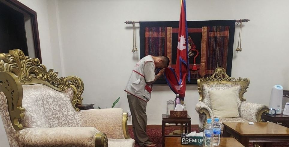 राष्ट्रिय झण्डा ढोग्दै सुदन गुरुङले भने : प्रधानमन्त्रीको ढाल भएर उभिएका छौँ