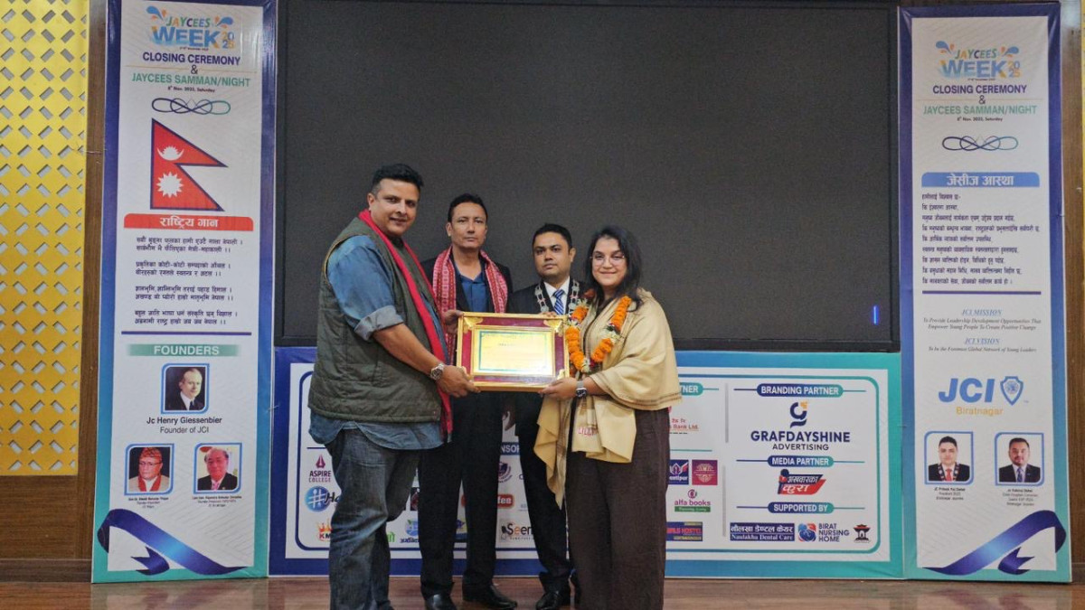 डा. सुनिल शर्माकी सुपुत्री तथा काठमाडौ मेडिकल कलेज संचालक  सोइना शर्मा सम्मानित