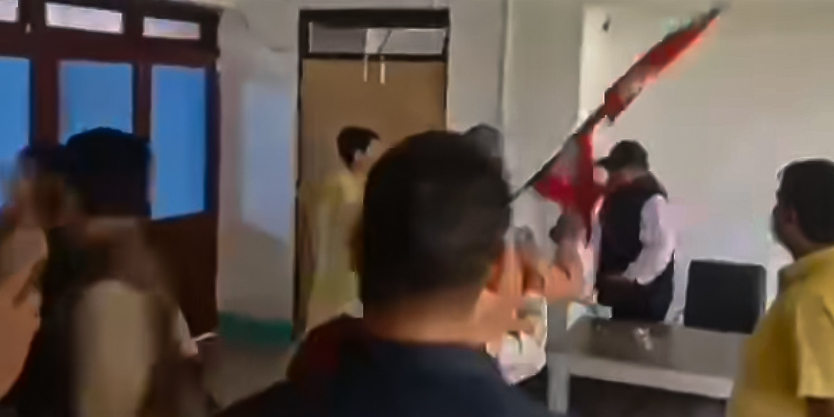 मधेशमा सत्ता संकट गहिरियो: सात दलको प्रदर्शन, मुख्यमन्त्रीको कार्यकक्षमा तोडफोड