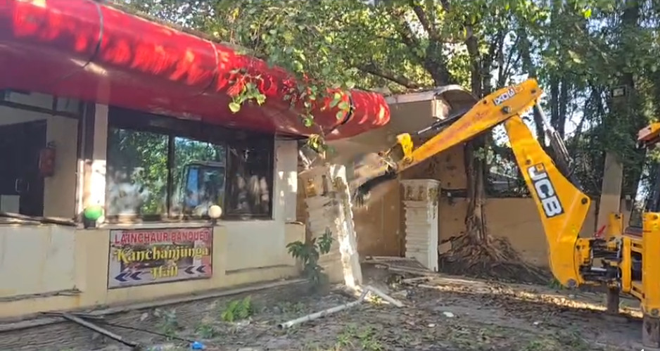 स्काउटको जग्गामा कांग्रेस नेता दीपक खड्काले बनाएको संरचनामा महानगरले चलायो डोजर