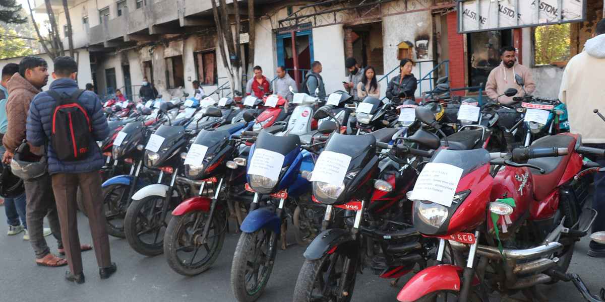 उपत्यका ट्राफिक प्रहरी कार्यालयले चोरी भएका दुई पांग्रे सवारी फेला पारेर सम्वन्धित धनीलाई दिए फिर्ता