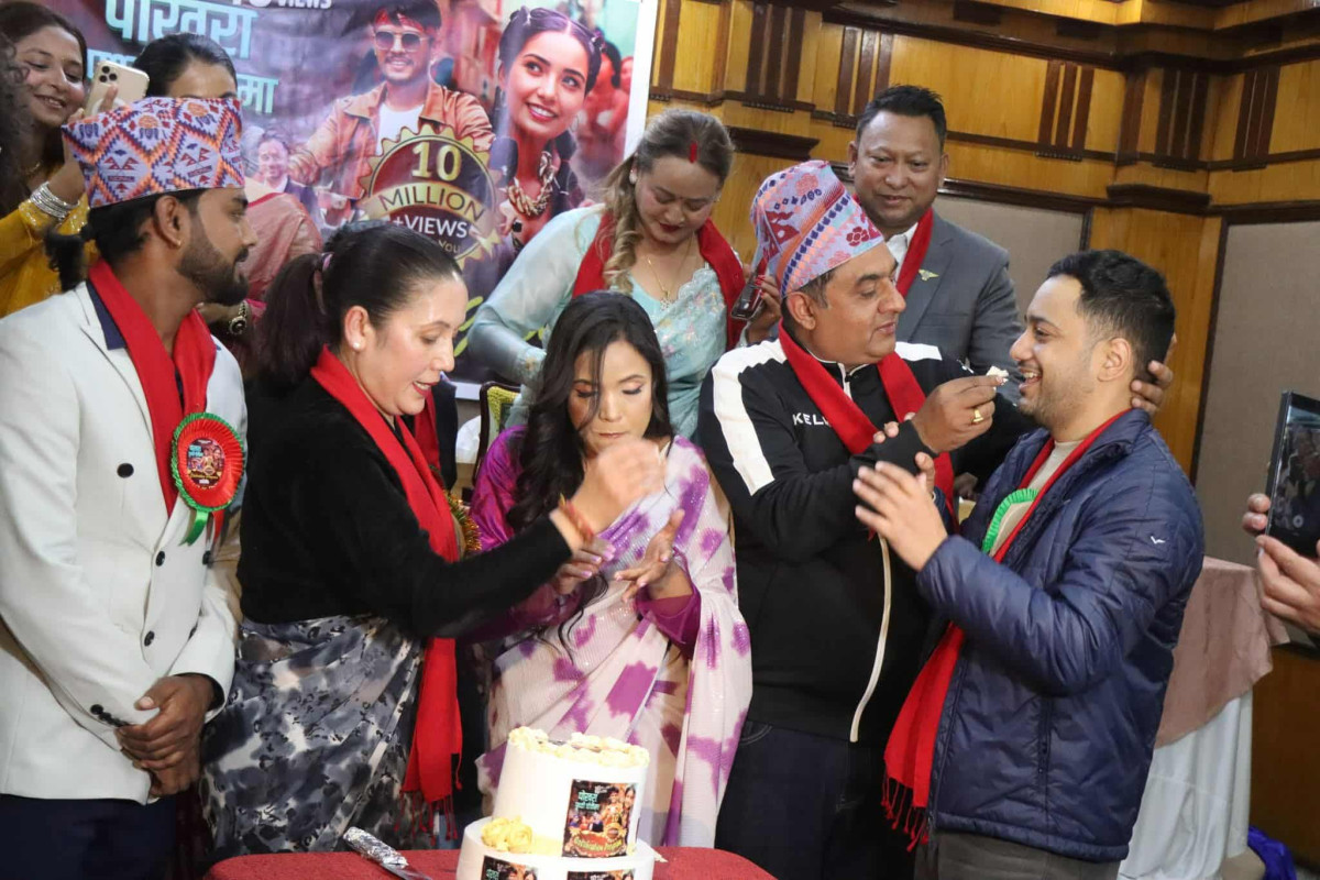 चर्चित दोहोरी गीत  ‘पोखरा पृथ्वी चोकैमा’ करोड क्लब पुगेपछि भब्य सेलिब्रेसन,छविराजलाई मिल्यो खुसि