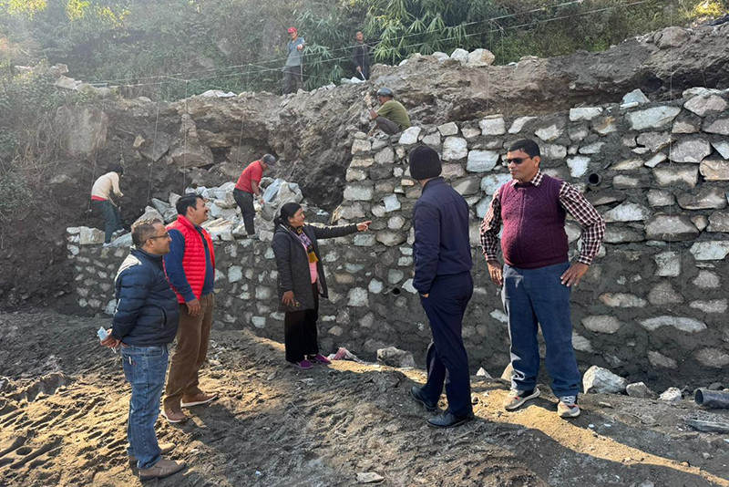 सांसदले भत्काए मापदण्डभन्दा कम चौडाइको कल्भर्ट पर्खाल