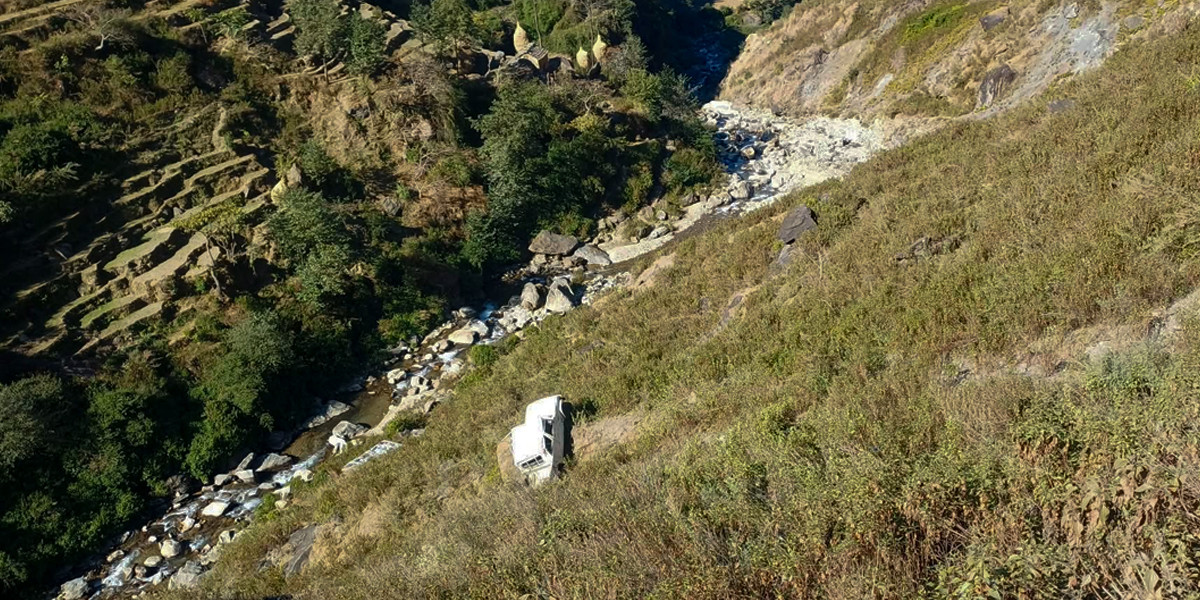 सायलमा जन्ती बोकेर जाँदै गरेको बोलेरो ६० मिटर तल खस्यो, सबै सकुशल