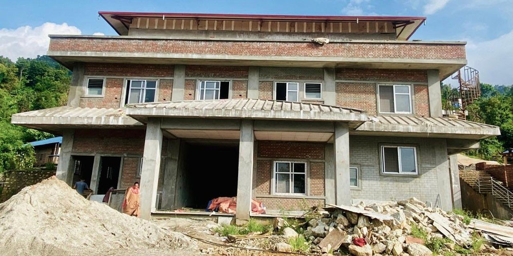 रेसुङ्गा नगरपालिकामा निर्माणाधीन अत्याधुनिक सभाहल तीन वर्षमा पनि सम्पन्न हुन सकेन