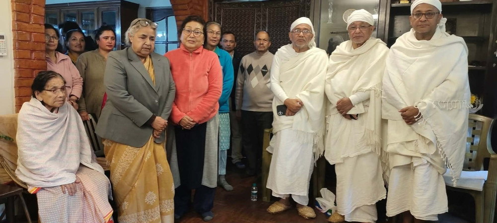 पितृशोकमा परेका पूर्वप्रधानन्यायाधीश श्रेष्ठलाई भेट्न प्रधानमन्त्री कार्की पुगिन