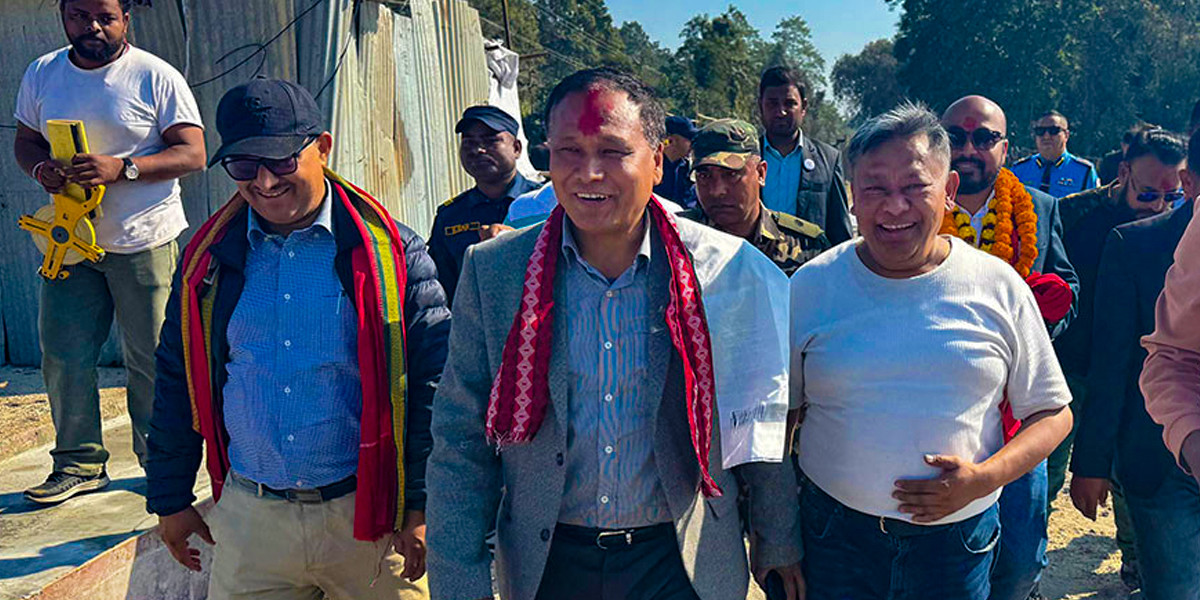 कुलमान घिसिङको निरीक्षणपछि दुधौरा पुल पुसभित्र सक्ने निर्माण व्यवसायीको प्रतिबद्धता