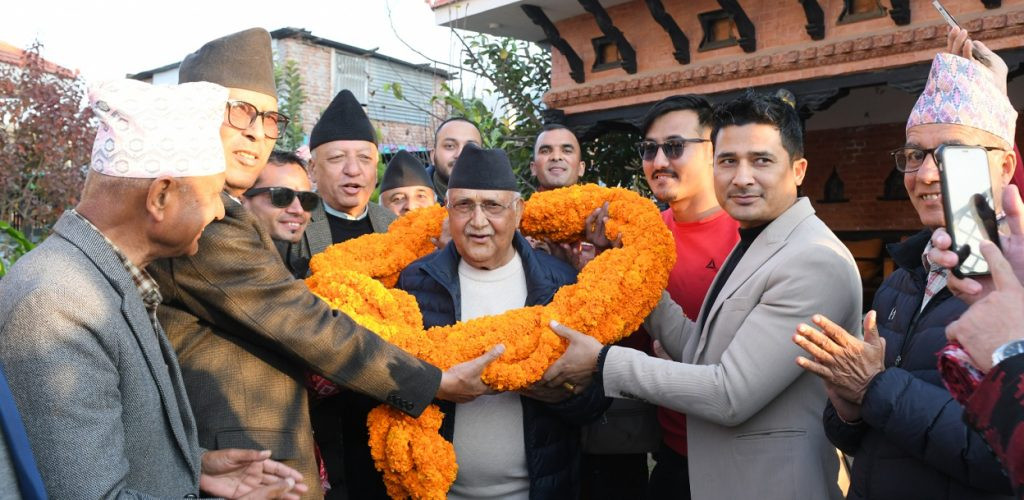 केपी ओलीलाई कसले लगाइदियो ११ किलोको माला ?
