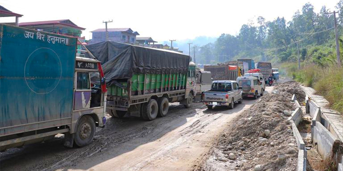तीन दिनदेखि शीतलहरले दाउन्ने सडक ठप्प, यात्रु अलपत्र