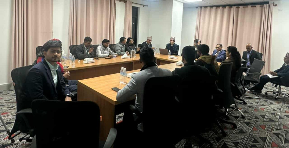 निकोलस भुसालपक्षले प्रधानमन्त्री कार्कीसँग वार्ता गर्दै