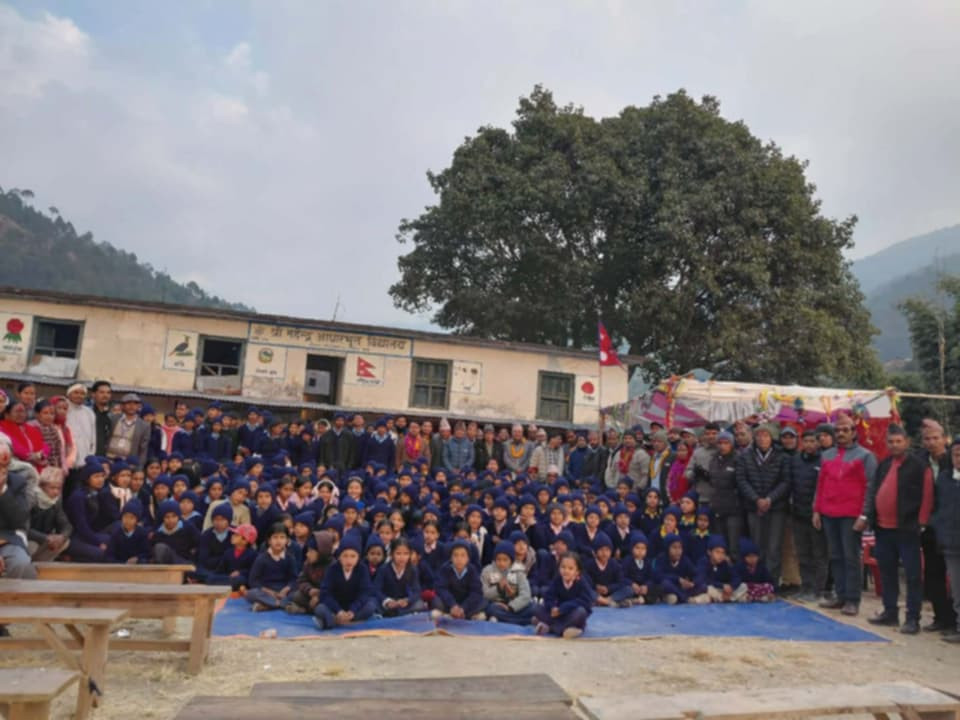 “खान पुगोस्, दिन पुगोस्” अभियान नेपालद्वारा डोटीका ५४४ बालबालिकालाई न्यानो कपडा वितरण