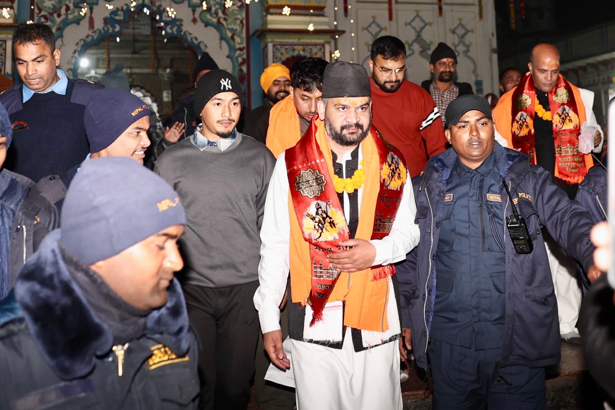 बिहानै जानकी मन्दिर पुगे बालेन