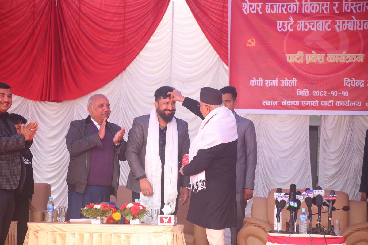 विवादित सेयर कारोबारी अग्रवाल सहित २ हजार १०० जना एमालेमा प्रवेश