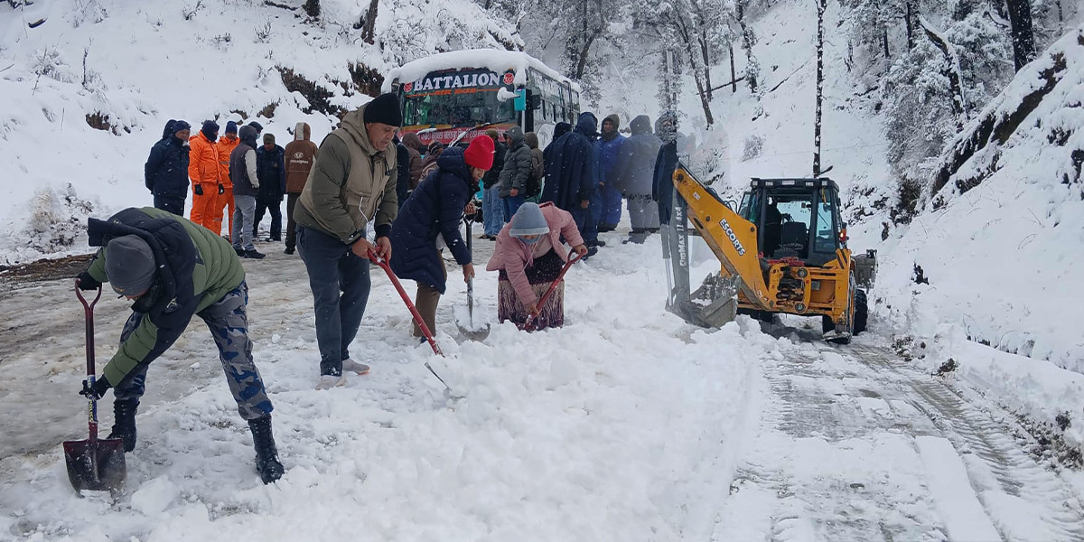 रुकुम पूर्वकी प्रमुख जिल्ला अधिकारी सीता परियार आफैं सडकमा उत्रिइन्, हिउँ पन्छाउँदै जनसेवामा सक्रिय