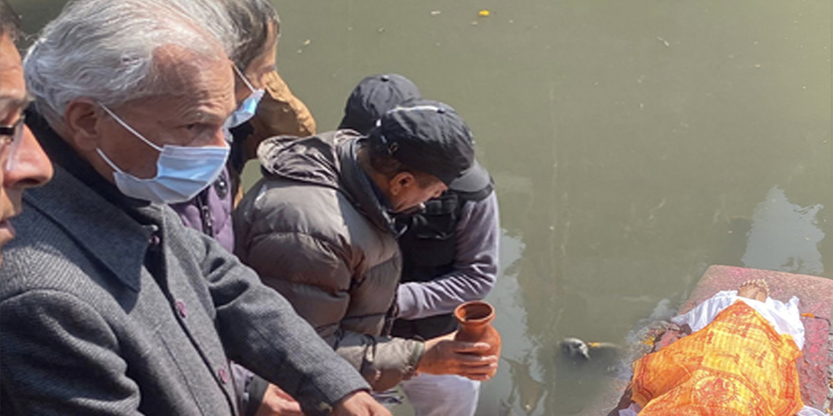 डा. बाबुराम भट्टराईका बुवा भोजप्रसाद भट्टराईको पशुपतिमा अन्त्येष्टि