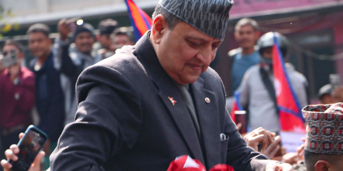 निषेधाज्ञाबीच पूर्वराजा ज्ञानेन्द्र काठमाडौं अवतरण, विमानस्थलमा समर्थकको भीड