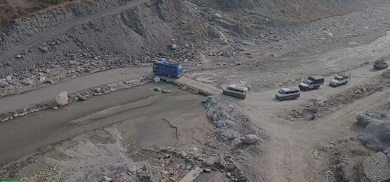 बीपी मार्गको रोशी खोल खण्ड जोखिमपूर्ण, यात्रुहरू प्रभावित