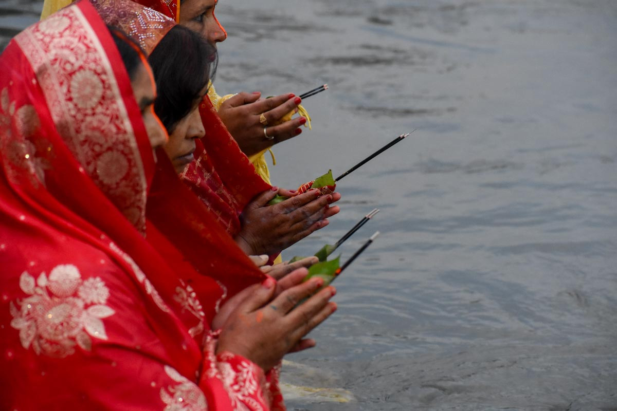 मिथिलामा आज अस्ताउँदो सूर्यलाई अर्घ दिँदै चैती छठ पर्व