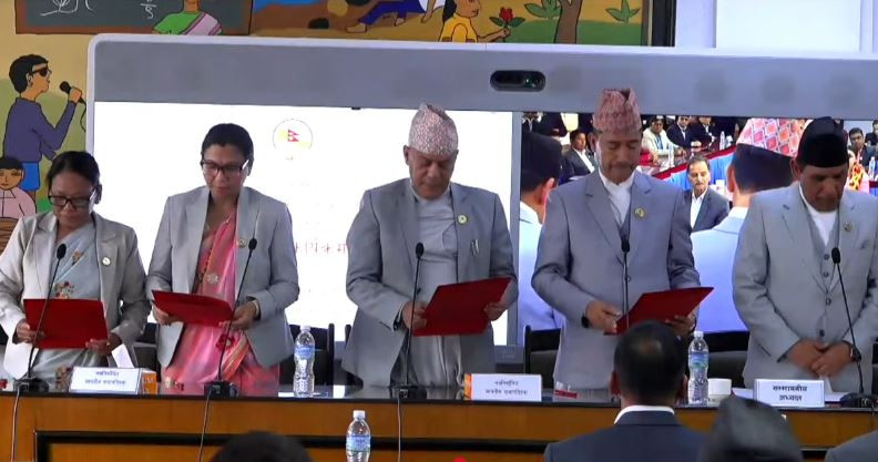 राष्ट्रियसभा समितिका सभापतिले लिए शपथ