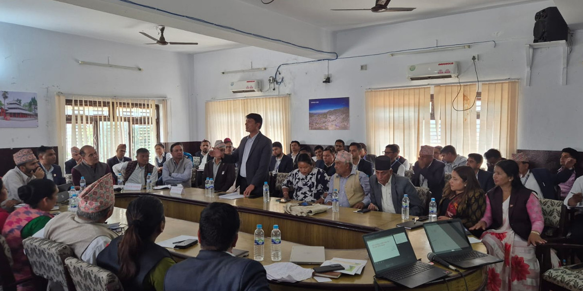 सागर ढकाल र गोविन्द पन्थीबीच स्थानीय सरकारका प्रतिनिधि र सराेकारवाला बिच गुल्मी विकासकाे लागि छलफल
