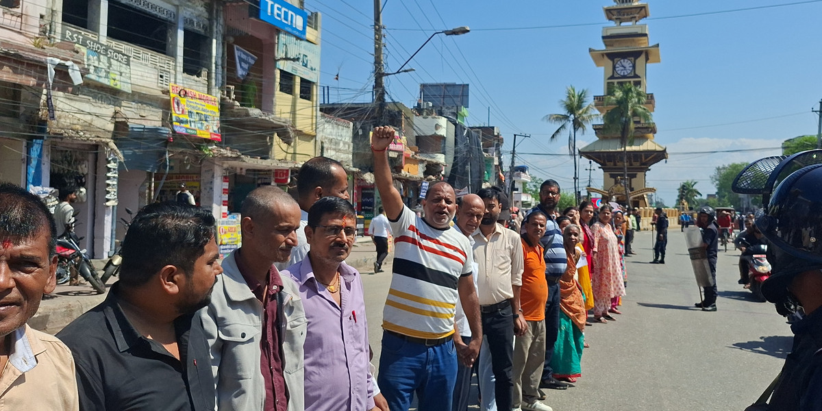 वीरगन्जमा विभेदकारी सडक विस्तारको आरोपसहित मानव साङ्लो प्रदर्शन