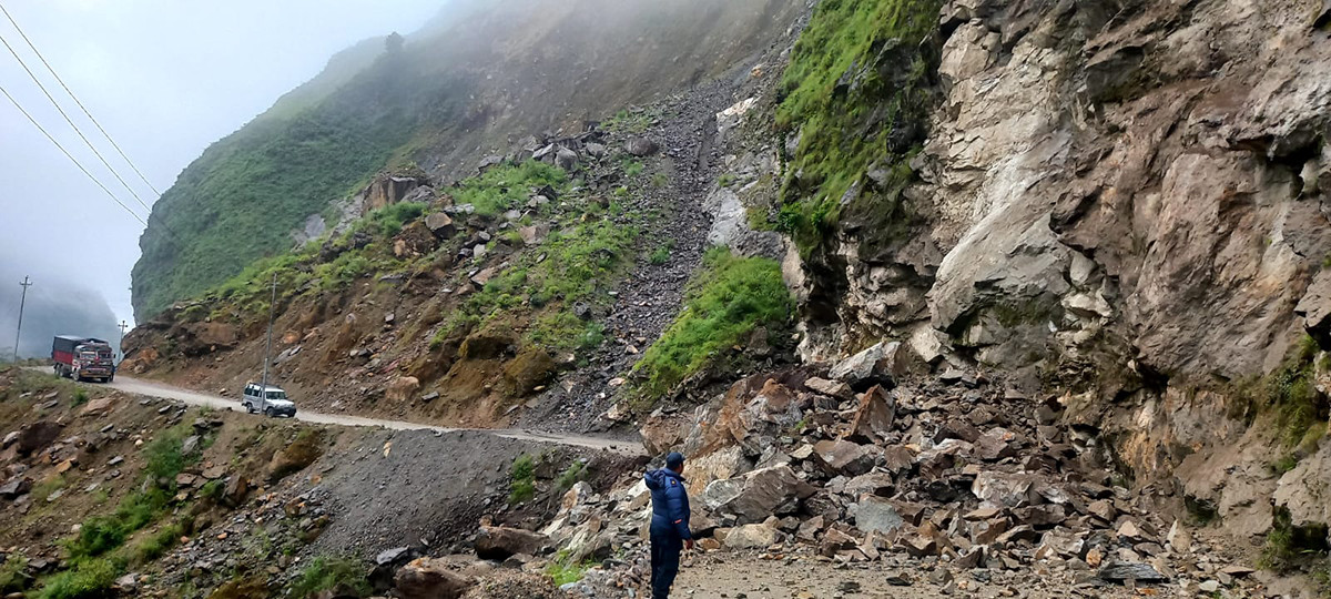 महभिरमा पहिरो खसेपछि बेनी–जोमसोम सडक अवरुद्ध