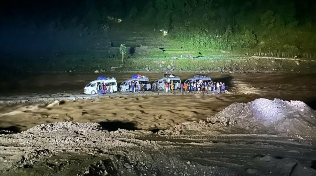बाढीको जोखिम बढेपछि बीपी राजमार्ग बन्द