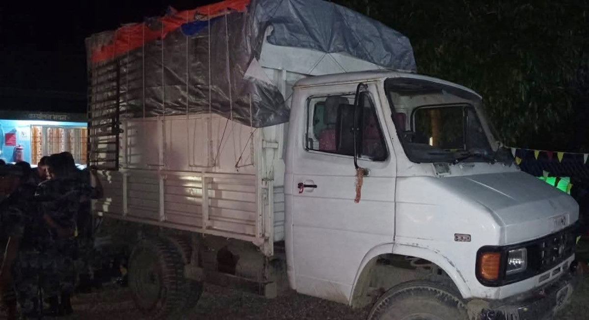 सिरहामा ४० लाख बराबरको अवैध सामानसहित ट्रक पक्राउ