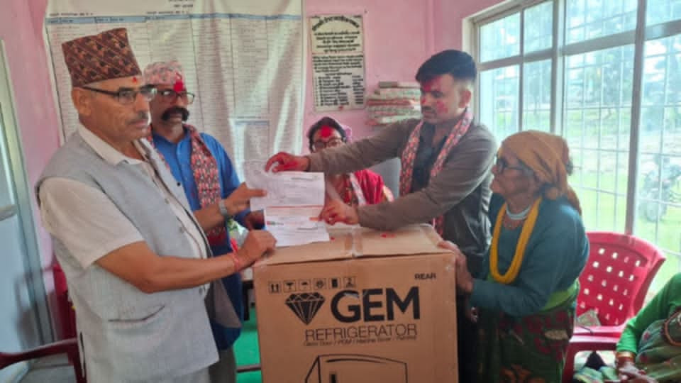 जन्मदिनमा वृद्ध अवस्थाका नागरिकलाई फ्रीज उपहार