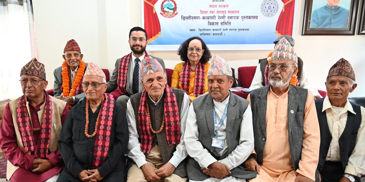 शिक्षामन्त्री पोखरेलद्वारा डा डिल्लीरमण रेग्मी राष्ट्रिय तथा अन्तर्राष्ट्रिय शान्ति पुरस्कार प्रदान