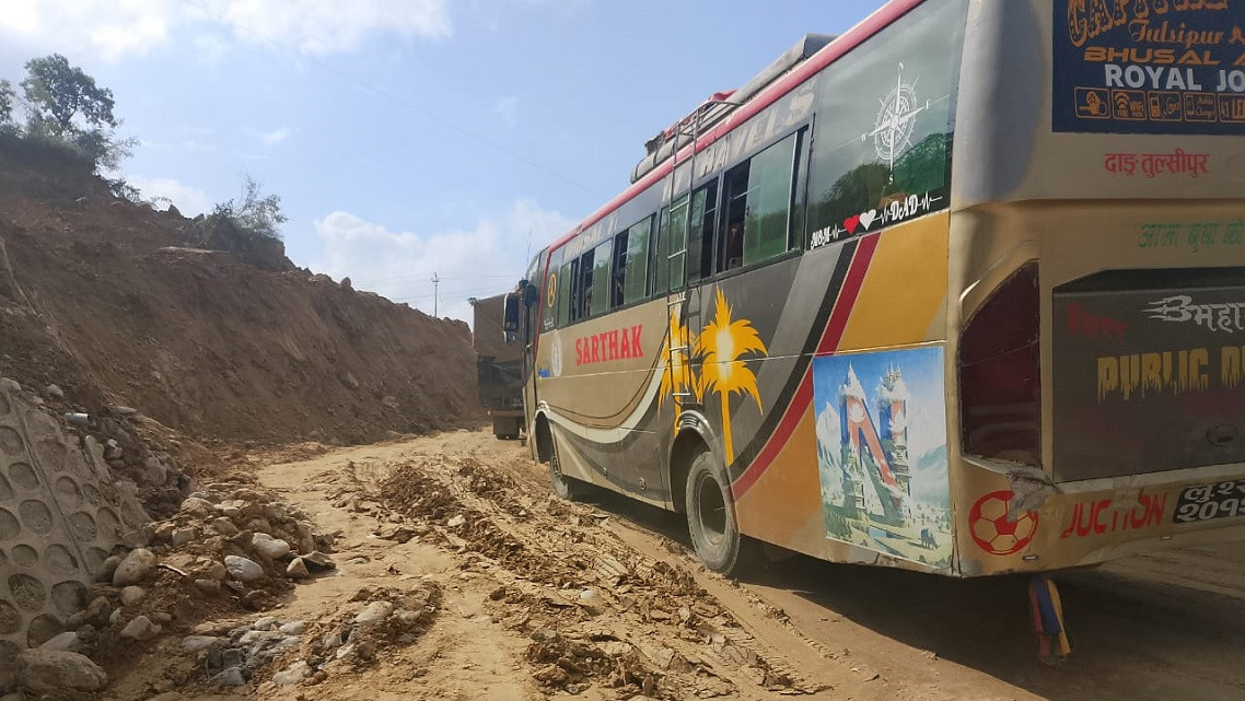 वर्षाले देशका यी ७ सडक ठप्प
