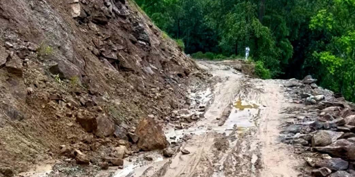 मेची राजमार्ग अवरुद्ध, चार जिल्लाको आवागमन ठप्प