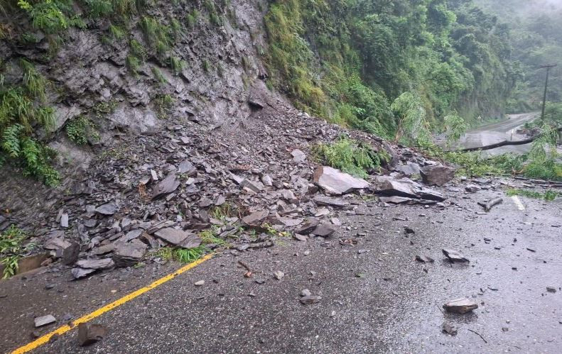 मुग्लिन-नारायणगढ सडकमा पहिरो झर्न रोकिएन, यातायात अवरुद्ध