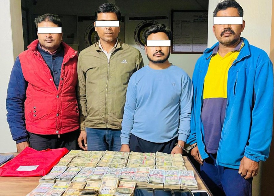 स्रोत नखुलेका नेरु भारु गरी २८ लाख रुपैयाँसहित चार जना पक्राउ