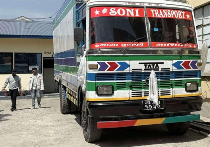 केही वर्ष अघि मात्र सुन तस्करीमा जेल बसी छुटेका  लामा फेरि २५ करोड नोटसहित पक्राउ