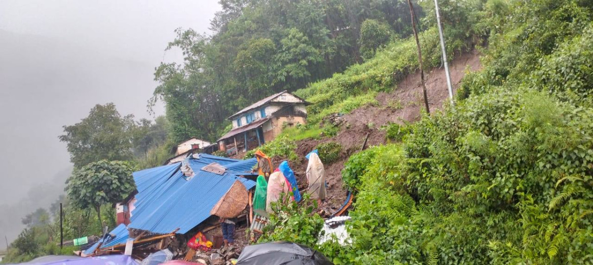 पर्वतको लाङ्दी पहिरो :  पुरिएका दम्पतीमध्ये श्रीमान् मृत फेला, श्रीमतीको खोजी जारी