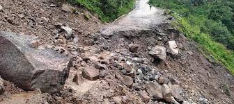 पहिरोले तातोपानी नाका पूर्णरूपमा अवरुद्ध